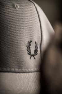 bordado gorras - Bordado sobre Gorras: Técnica, Bastidores Específicos y Ajustes de Máquina