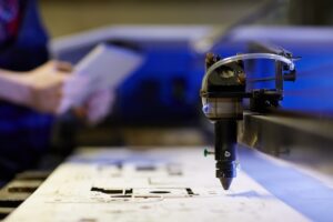 láser textil - Láser CO₂ vs Fibra en Textil: Qué Máquina Necesitas Según el Material que Trabajas
