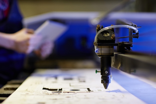 láser textil - Láser CO₂ vs Fibra en Textil: Qué Máquina Necesitas Según el Material que Trabajas