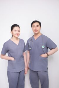 uniformes sanitarios - Uniformes Sanitarios Personalizados: Bordado y Serigrafía en Ropa Hospitalaria
