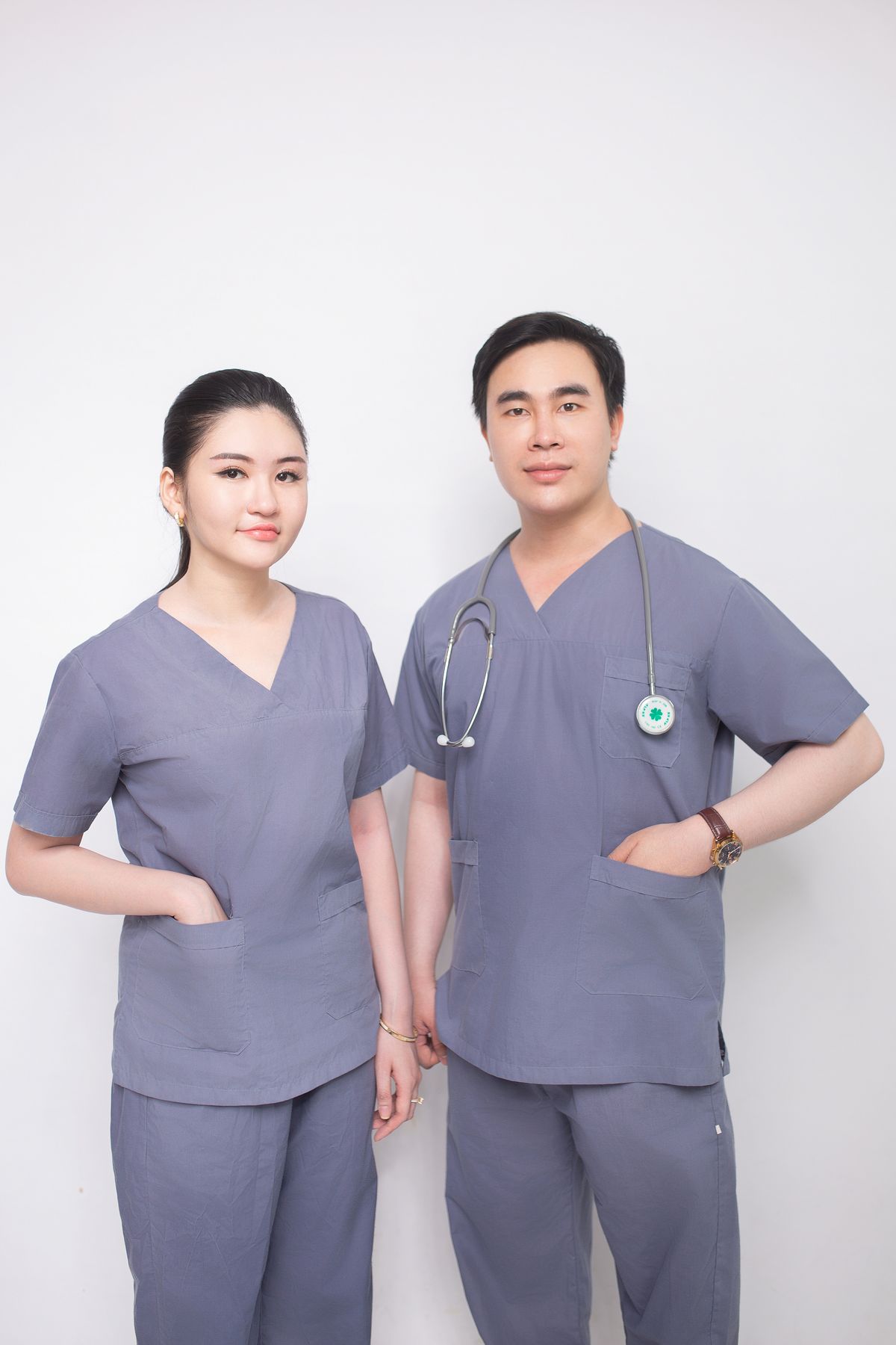uniformes sanitarios - Uniformes Sanitarios Personalizados: Bordado y Serigrafía en Ropa Hospitalaria