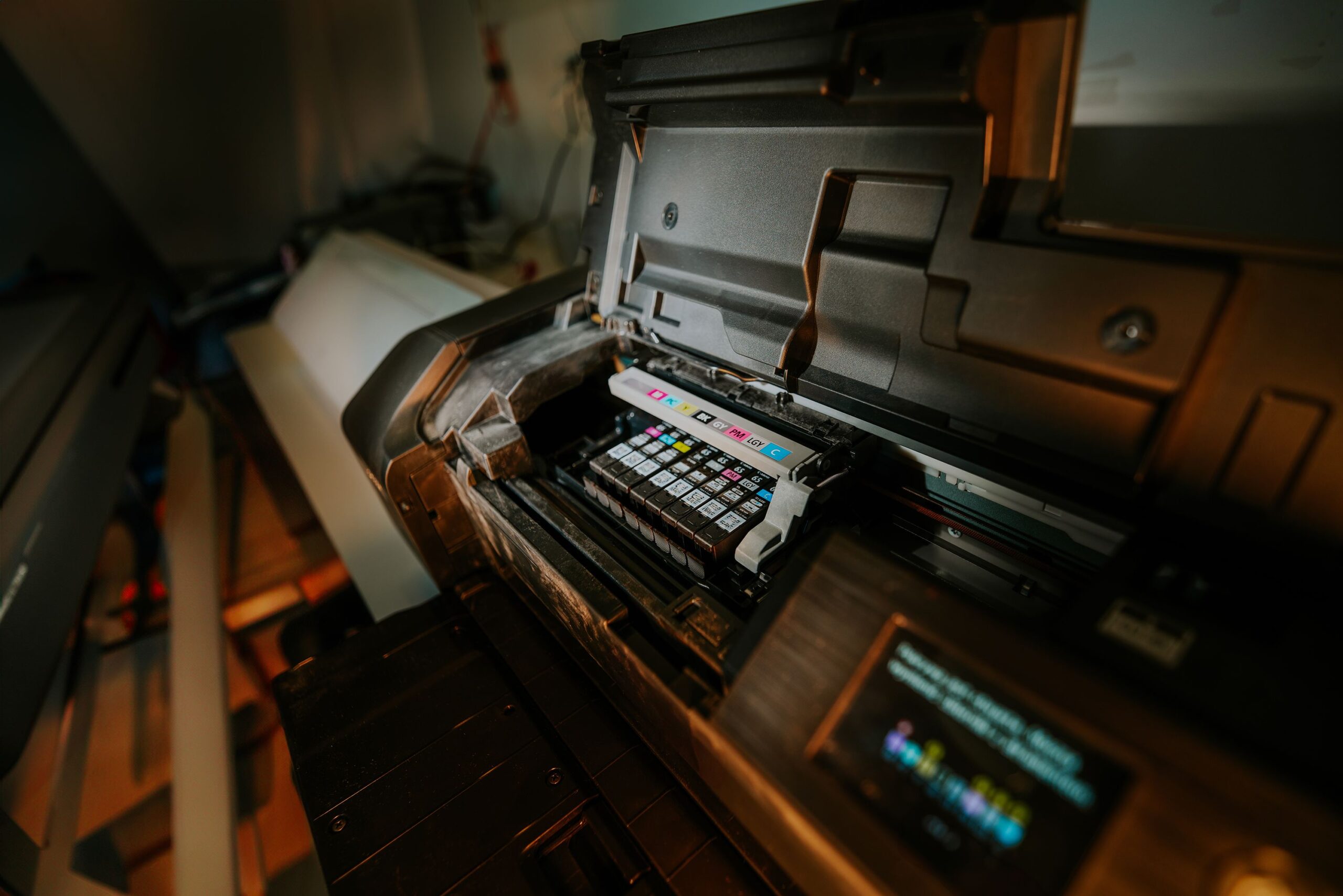 Plotter corte - Vista detallada de impresora plotter con cartuchos de tinta para corte de vinilo