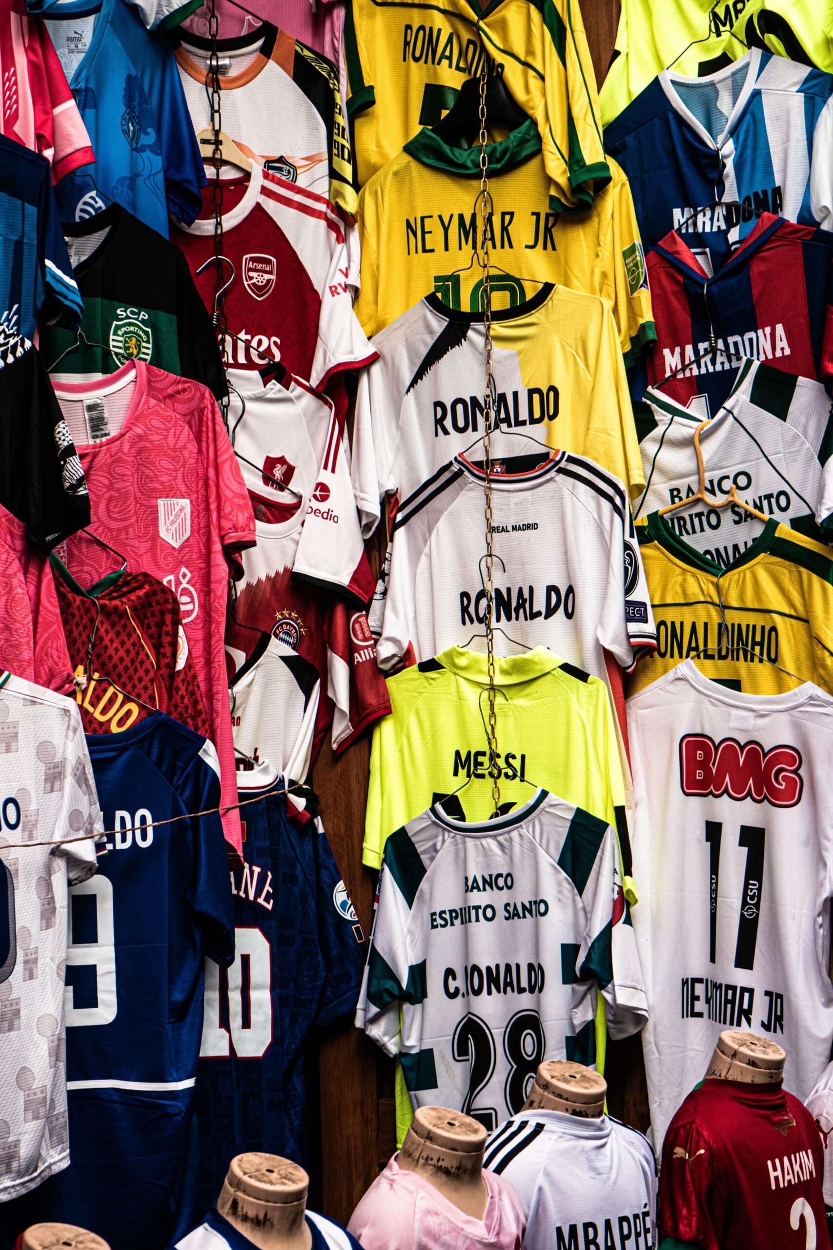 Sublimacion deportiva - Vibrante exhibición de camisetas de fútbol legendarias de iconos globales perfectas para sublimación deportiva