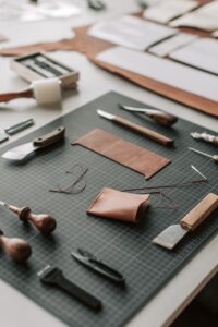 grabado láser cuero - Grabado Láser en Cuero, Denim y Tejidos Técnicos: Potencias, Velocidades y Trampas que Cuestan Caro
