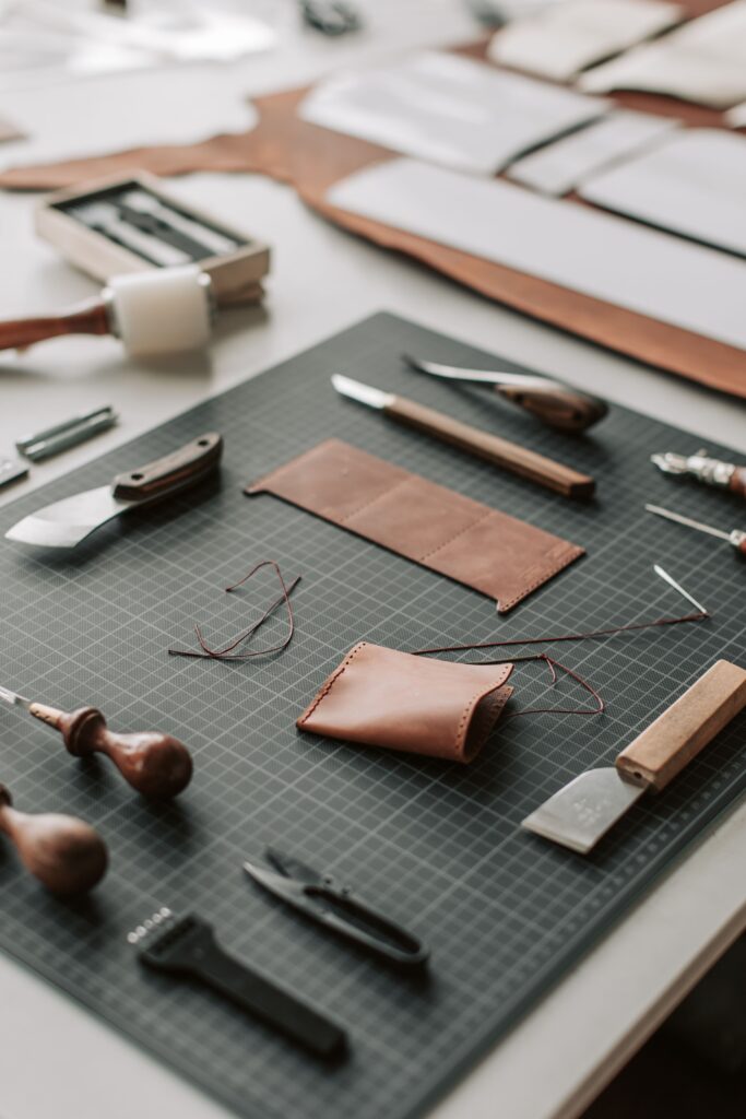 grabado láser cuero - Grabado Láser en Cuero, Denim y Tejidos Técnicos: Potencias, Velocidades y Trampas que Cuestan Caro