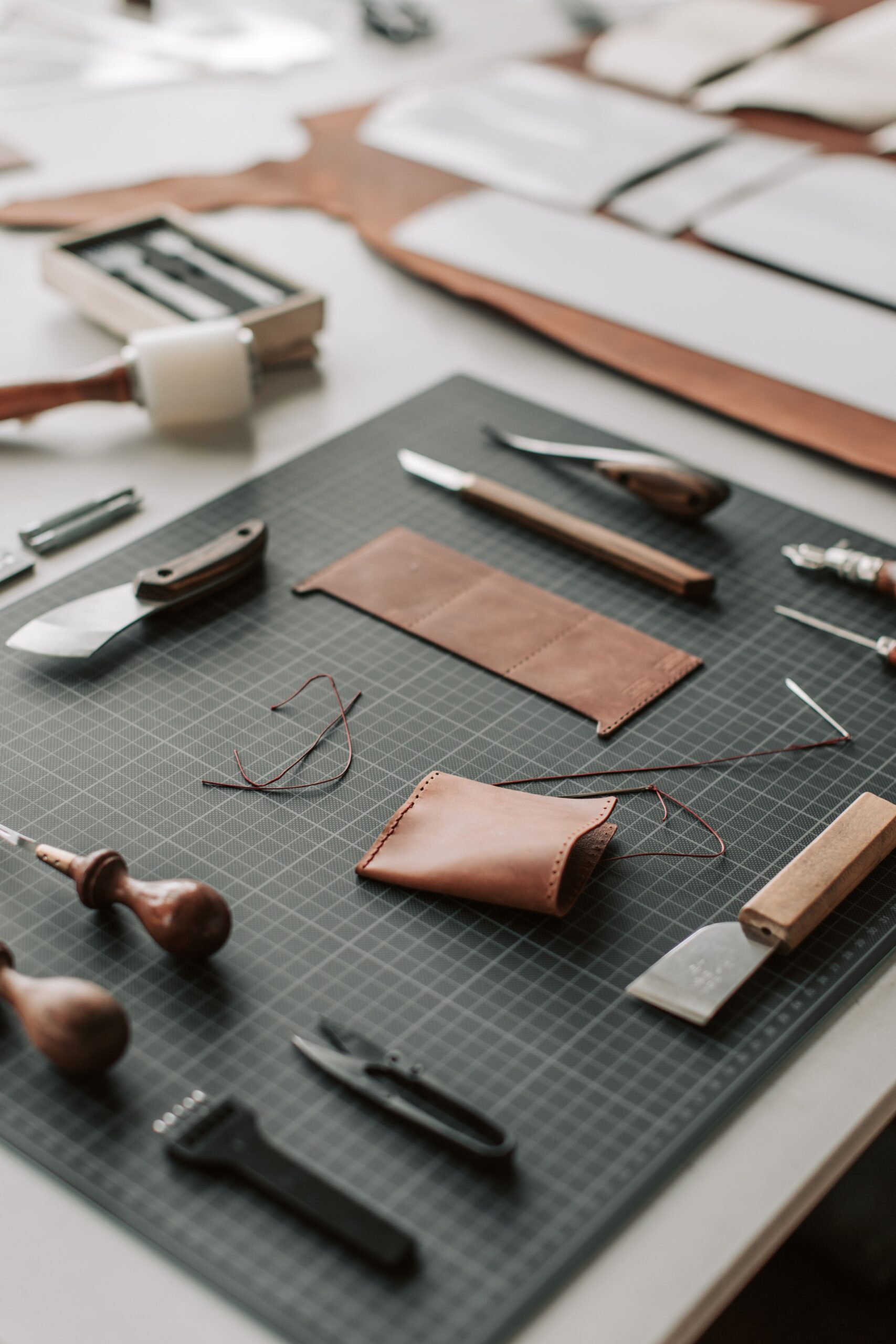 grabado láser cuero - Grabado Láser en Cuero, Denim y Tejidos Técnicos: Potencias, Velocidades y Trampas que Cuestan Caro