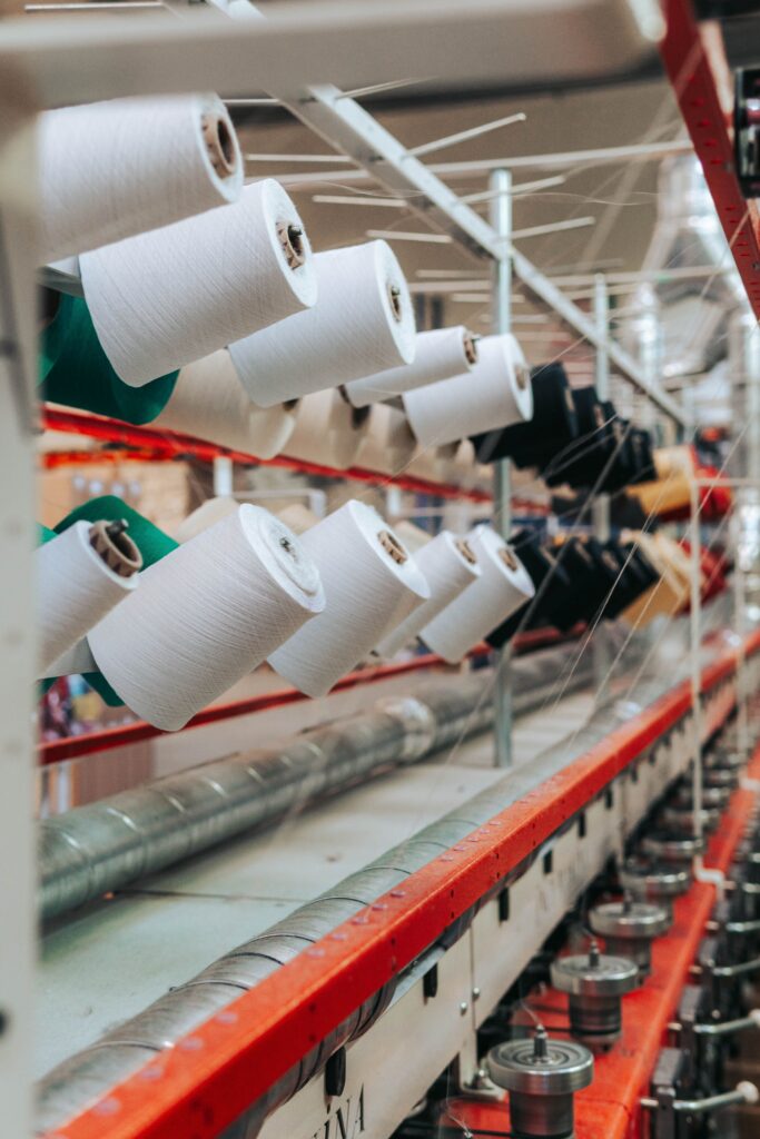 Mercado dtf - Vista detallada de bobinas de hilo en fábrica textil para producción DTF