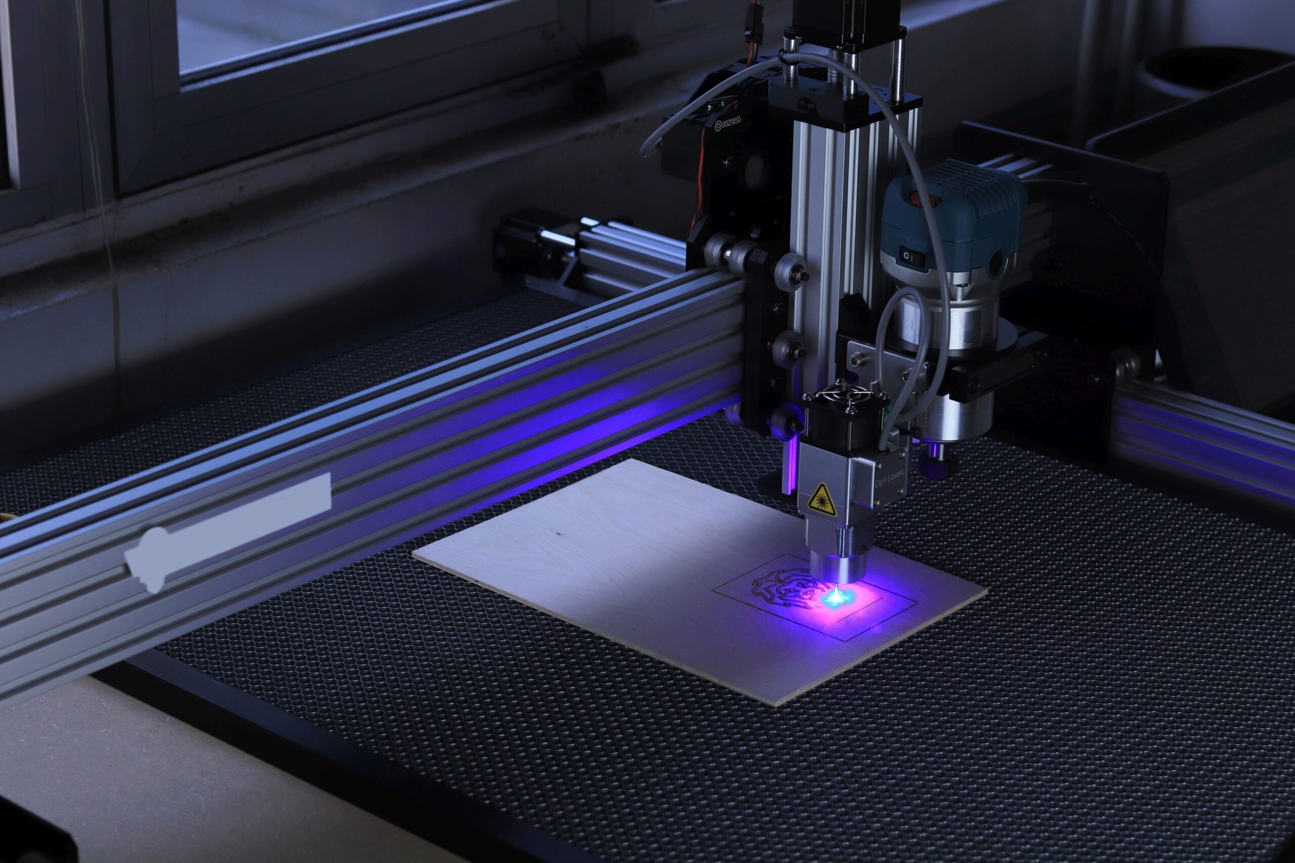 Ortur Laser Master 3 Max - Primer plano de máquina de grabado láser CNC procesando una pieza de madera