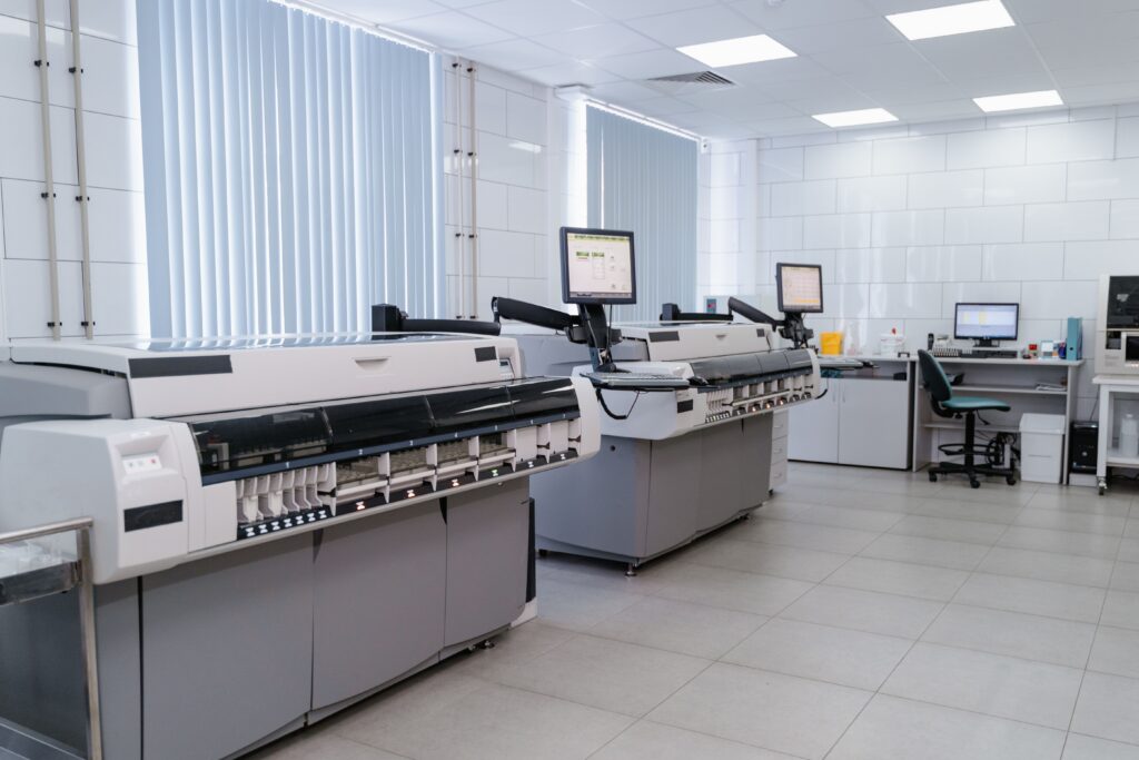 Mimaki UJF-7151 Plus - Laboratorio moderno con impresoras UV de gran formato profesionales