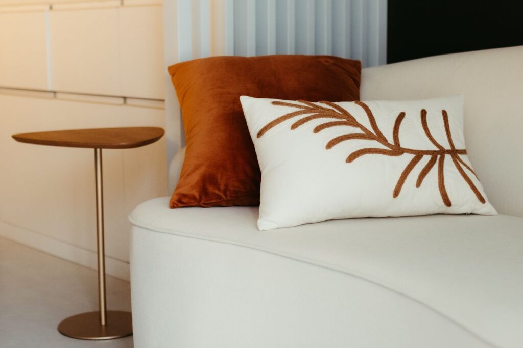 Decoración hogar con cojines en sofá